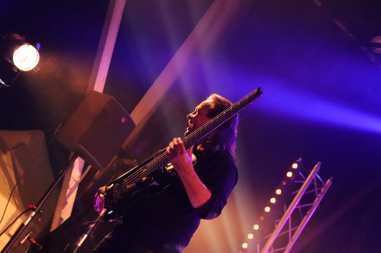 Alain Llorca sur scène avec sa basse